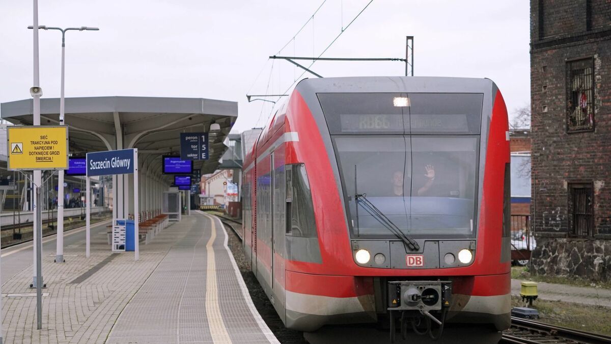 Noch verkehren Dieseltriebwagen auf der Linie RB 66 zwischen Angermünde und dem Stettiner Hauptbahnhof (Foto). Damit ab Ende 2025wie geplant Elektroloks fahren können, müssen die Verträge noch geschlossen werden.